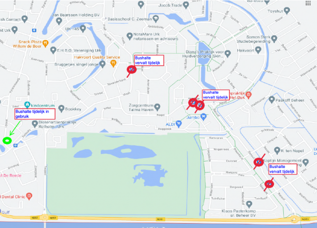 Plattegrond gedeelte Urk met aanduiding tijdelijk vervallen bushaltes en een nieuwe tijdelijke bushalte tijdens de reconstructie van de Vlaak van 14 juni tot 9 juli 2021