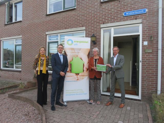 Vlnr.: Vera Dam (Energieloket Urk), wethouder Gerrit Post, Corrie de Mooij, Johan Oosterhoff (Woonstichting Patrimonium).