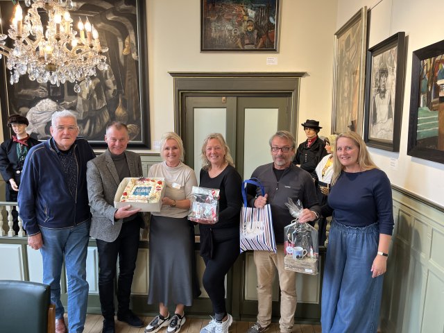 Foto: van links naar rechts: Evert Weerstand (de Vrienden van Urk), wethouder Freek Brouwer (gemeente Urk), Anneke de Jong-Kroon (Museum het Oude Raadhuis), Annelies en Patrick Verstraeten (10.000ste bezoekers) en Caroline Kramer (Toerist Info) 