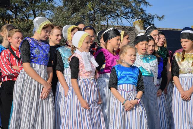 Kinderen in Urker klederdracht zingen een lied