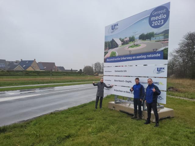 Drie mensen voor een bord met aankondiging wegwerkzaamheden Urkerweg