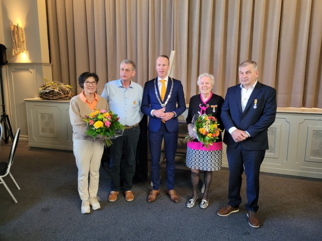 v.l.n.r.: Kim Pasterkamp, Henk Kapitein, burgemeester Cees van den Bos, Lia Romkes, Hendrik de Vries.