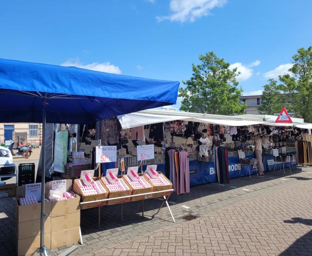 Marktkraam met beenmode