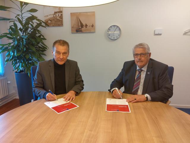 Wethouder Freek Brouwer en Jacob van Veldhuisen, voorzitter PCOB Urk zetten handtekening onder landelijk actieprogramma 1 tegen eenzaamheid van het ministerie van VWS.