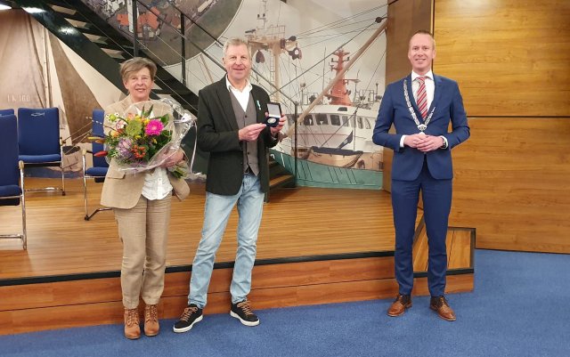 De erepenning is uitgereikt aan Fokke Hoekstra door burgemeester Cees van den Bos