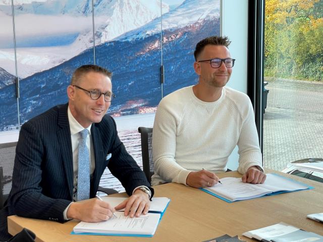 Op de foto: wethouder Gerrit Post en Tim Brouwer, ceo van Visscher Seafood ondertekenen overeenkomst voor uitbreiding Visscher Seafood