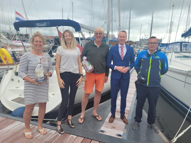 Op de foto v.l.n.r. Gabriële van der Kamp, Mariette Koffeman van Tourist Info, Evert-Jan van der Kamp, burgemeester Cees van den Bos en havenmeester Otto Schenk.