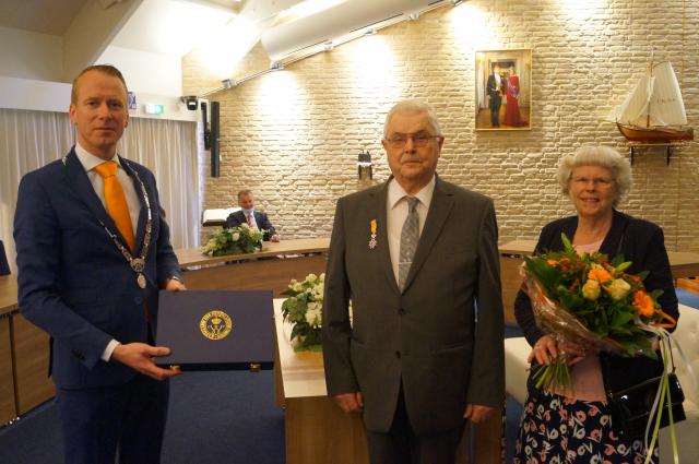 Burgemeester Cees van den Bos heeft een Koninklijke Onderscheiding uitgereikt aan Bertus ten Napel.