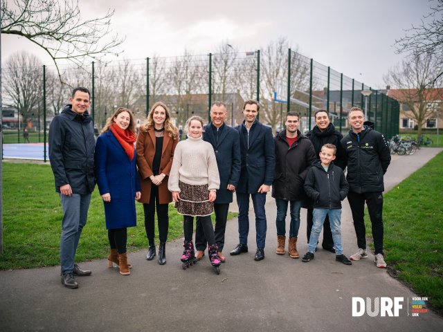 Van links naar rechts staan op de foto: Jeroen de Greeff (programma coördinator opgroeien in een kansrijke omgeving), Maaike Verbaan, beleidsadviseur gezondheidszorg gemeente Urk, Marjolein Rottiné, programmamanager DURF gemeente Urk, Freek Brouwer, wethouder gemeente Urk, Maarten van Ooijen, staatssecretaris VWS, Arjen Butter, beleidsadviseur sport en welzijn, gemeente urk, Toria Achamlal projectsecretaris bij ministerie van VWS, Luut Nentjes, Sportcoach Caritas Urk