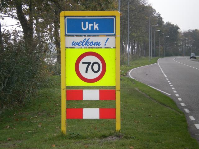 Bord bebouwde kom Urk met bord 70 km maximale snelheid