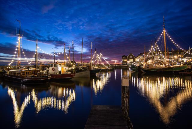 Boten met kerstverlichting