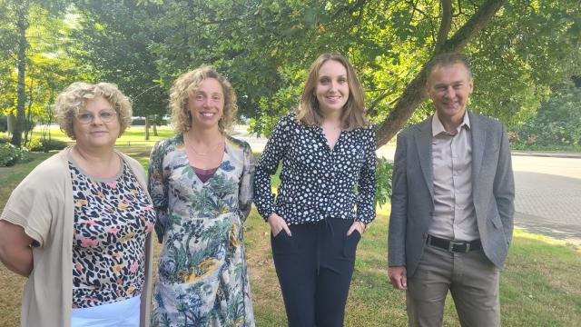 directeur van Caritas Urk Anne Salomonson, DURF!-professional Alie Snoek, programmamanager Marjolein Rottiné en wethouder Freek Brouwer staan in het gras voor een boom