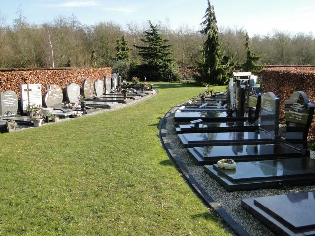 Diverse graven op begraafplaats De Vormt in Urk