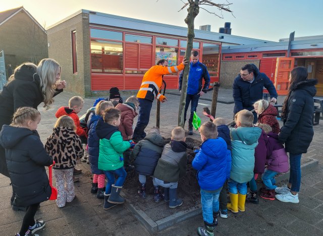 Kinderen van Groen van Prinstererschool planten boom