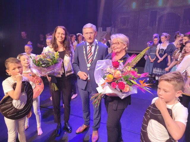 Burgemeester Jan Westmaas staat samen op de foto met Christianne Kapitein en Tineke Hartman-Groen