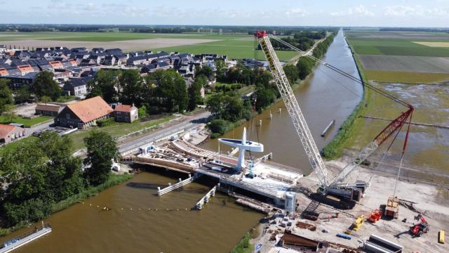 Luchtfoto van de in aanbouw zijnde Michiel de Ruyterbrug op Urk