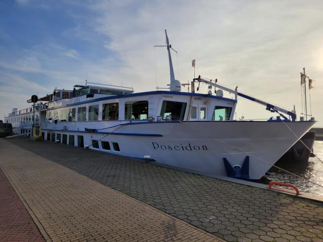 Wit schip met de naam Poseidon ligt aan de kade op Urk
