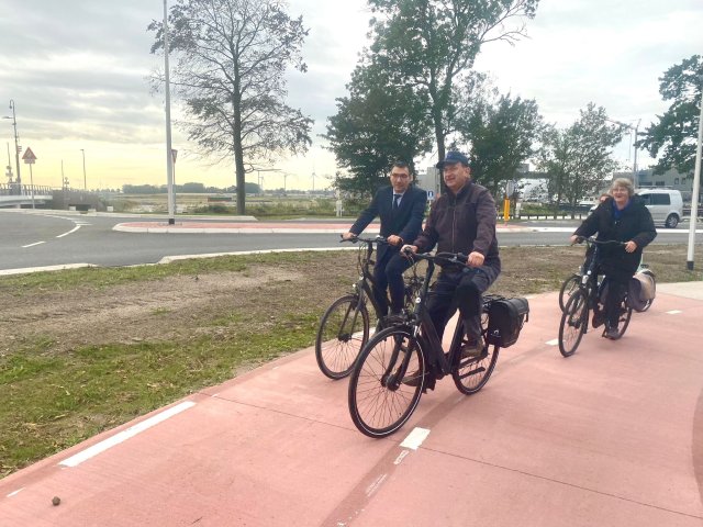 Wethouder Willem Foppen fietst samen met cliënten van kinderboerderij de Stekplek