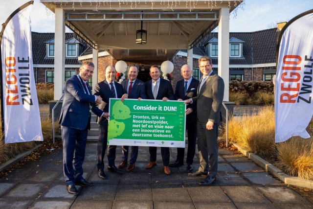 Op de foto zie je: Bart Jaspers Faijer (burgemeester Urk) Peter Snijders (burgemeester Zwolle, voorzitter Regio Zwolle) Toon van Dijk (gedeputeerde provincie Flevoland) Siert Jan Lap (locoburgemeester Dronten, vervangt burgemeester Jean Paul Gebben) Arjen Gerritsen (commissaris van de Koning in Flevoland) Roger de Groot (burgemeester Noordoostpolder) houden een bord vast met de ondertekening. 