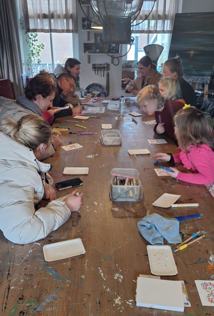 Kinderen aan een tafel, die creatief bezig zijn