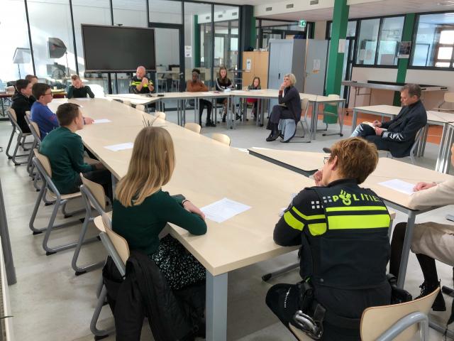 Prinses Laurentien in gesprek met div. leerlingen van Pieter Zandt en Berechja College, 2 politieagenten, 2 docenten en wethouder Freek Brouwer