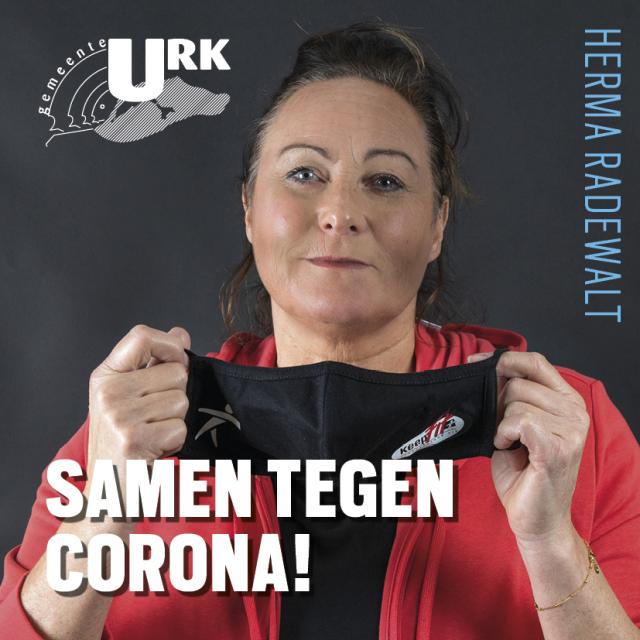 Inwoner van Urk Herma Radewalt doet mee aan de campagne samen tegen corona en houdt een zwart mondkapje in haar handen