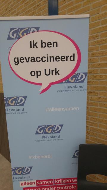 Selfieposter met tekst Ik ben gevaccineerd op Urk en logo GGD