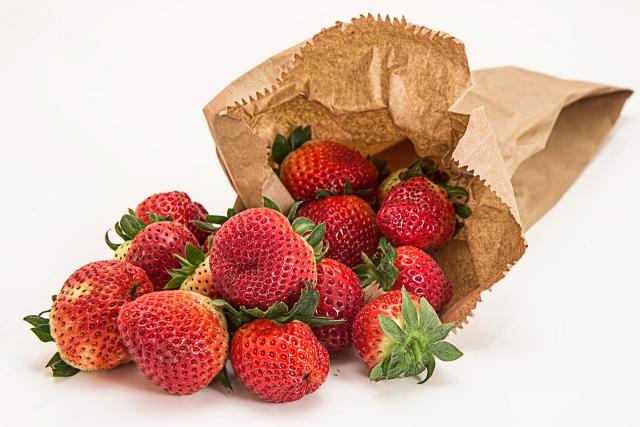 Aardbeien in een papieren zak