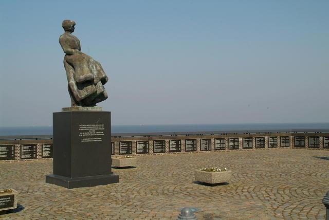 Het vissersmonument, een vrouw die uitkijkt over het IJsselmeer bij Urk