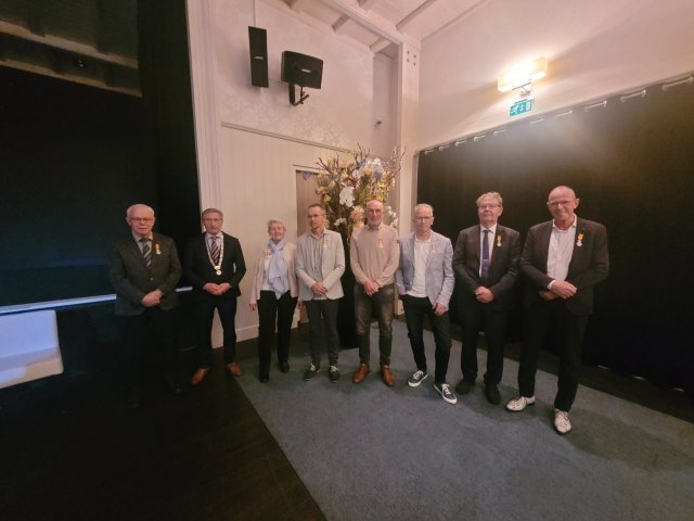 Waarnemend burgemeester Jan Westmaas met de zeven Urkers die een onderscheiding hebben ontvangen. 