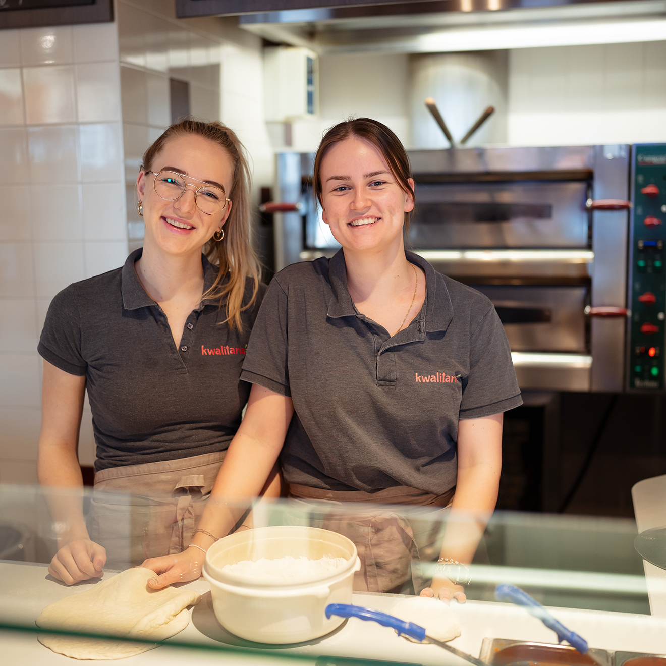 meisjes in de bakkerij 