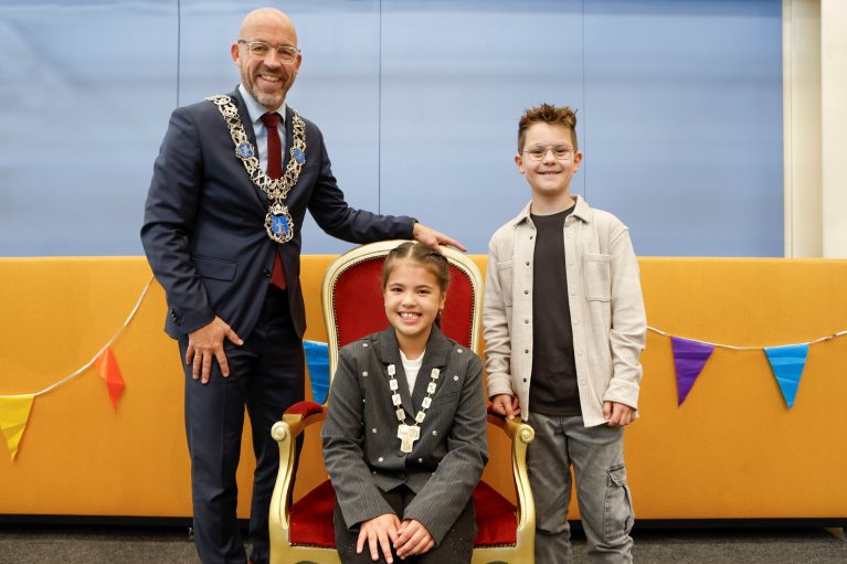 Burgemeester Han Looijen, kinderburgemeester Stephanie Aarts en Jur RoothanJur