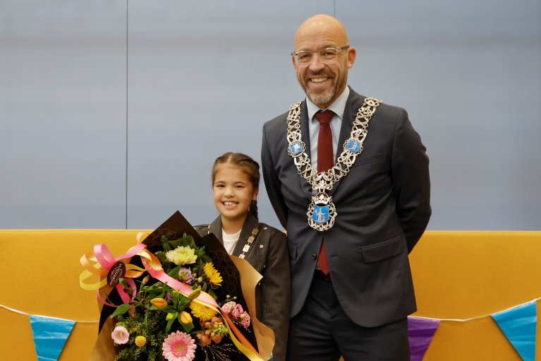 Kinderburgemeester Stephanie Aarts en Burgemeester Han Looijen