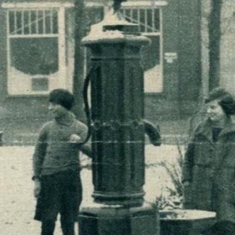 Foto van de dorpspomp vroeger
