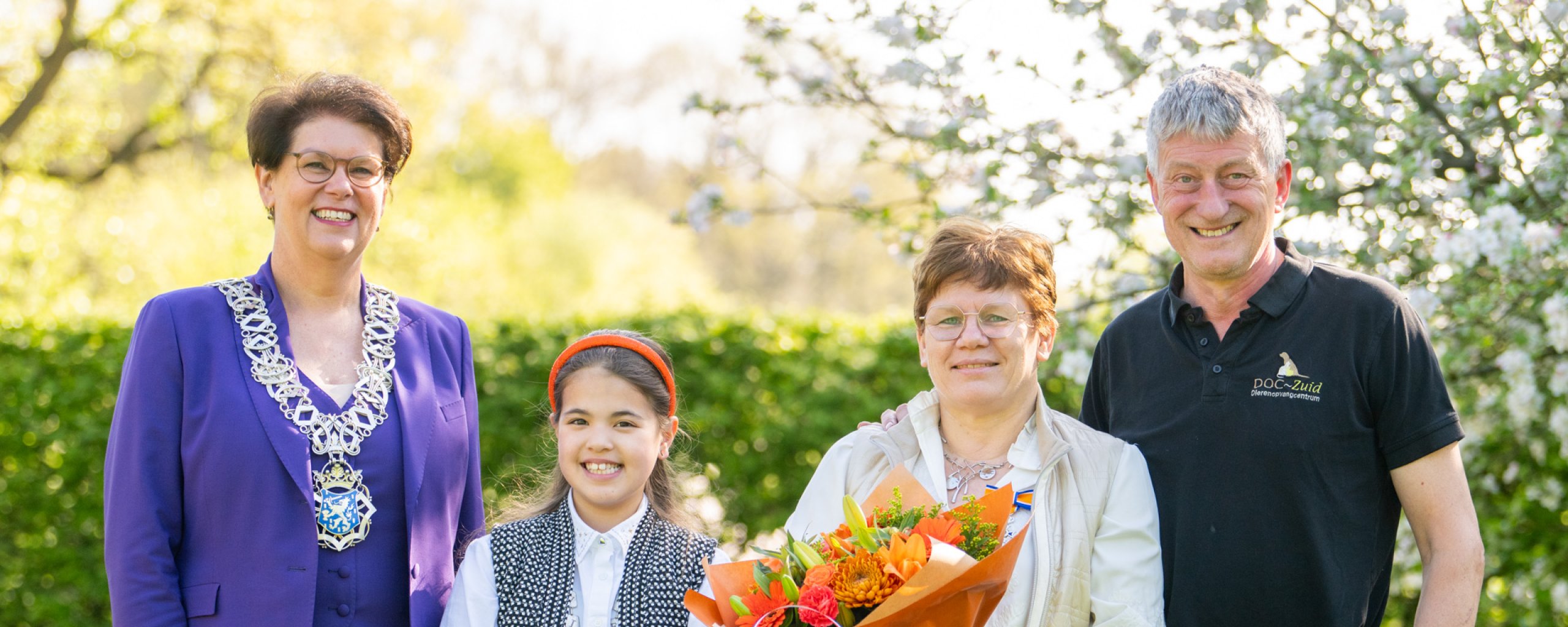 Groepsfoto Mevr. de Krom en Burgemeester Corine van Overdijk