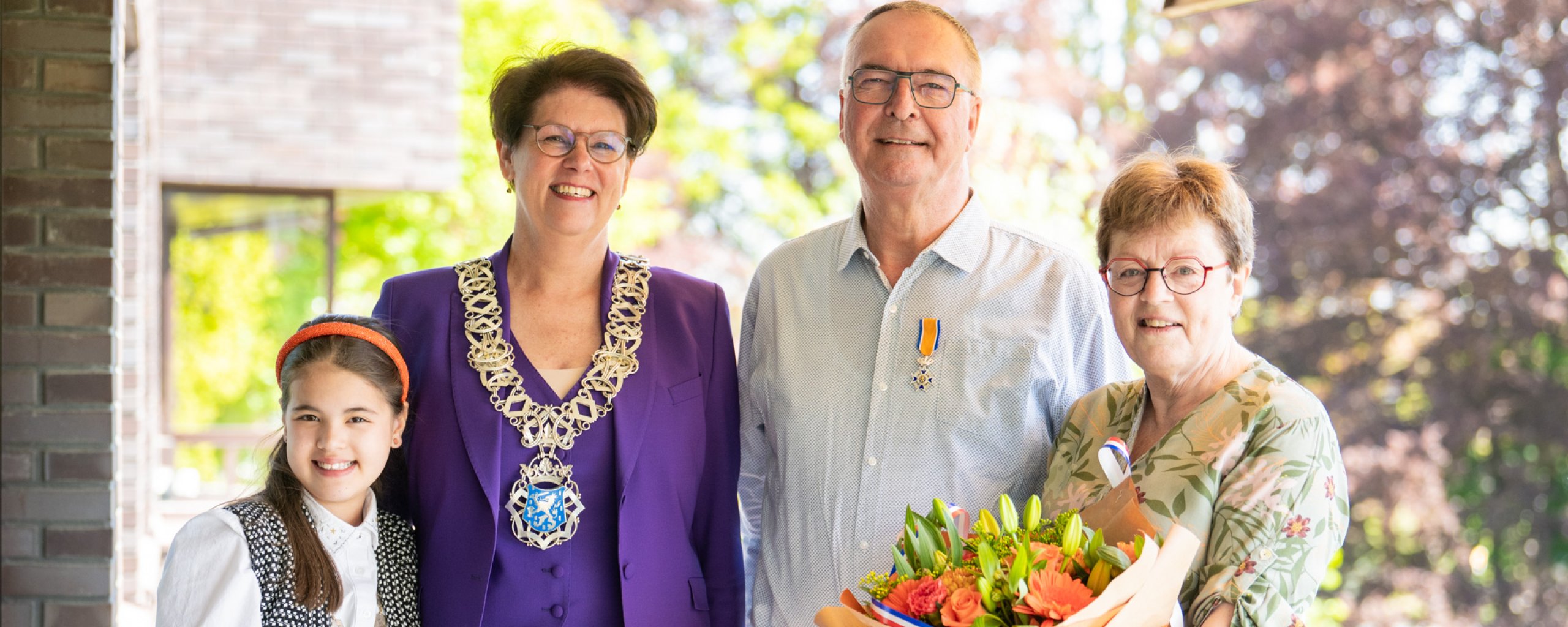 Groepsfoto Dhr. vd Loo en Burgemeester Corine van Overdijk