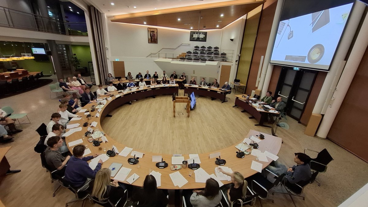 Leerlingen Were Di sluiten JOPO module af met een ‘echte’ raadsvergadering