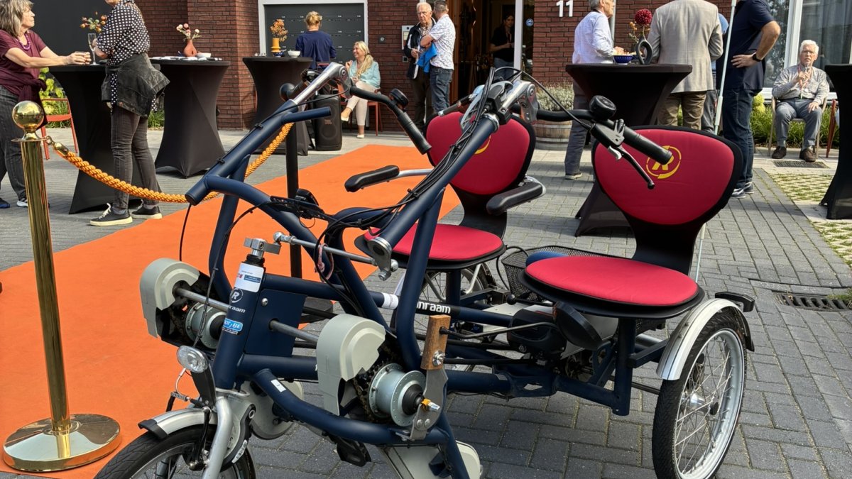 Feestelijke opening van duofietsenproject bij Woonhof d'n Hertog