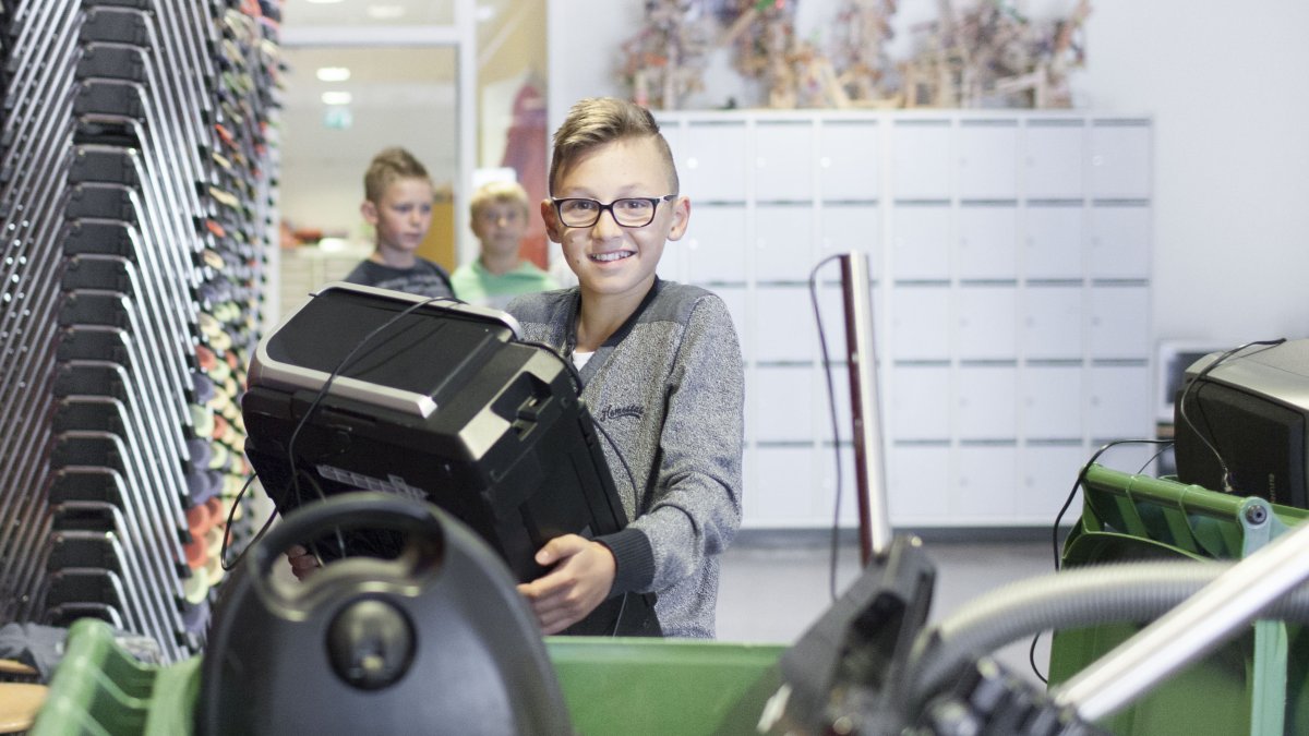 Kinderen verzamelen e-waste tijdens E-waste Race in Valkenswaard
