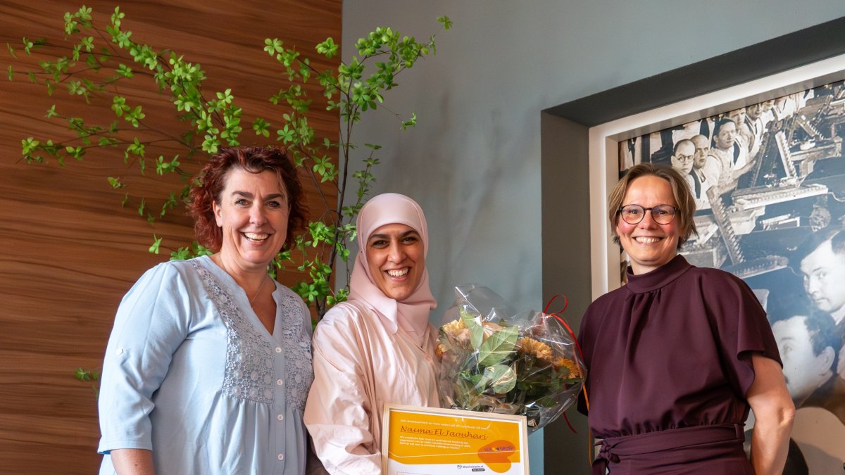 Vrijwilliger Naima brengt culturen samen. Daarom bedanken we haar tijdens de Week Tegen Racisme.