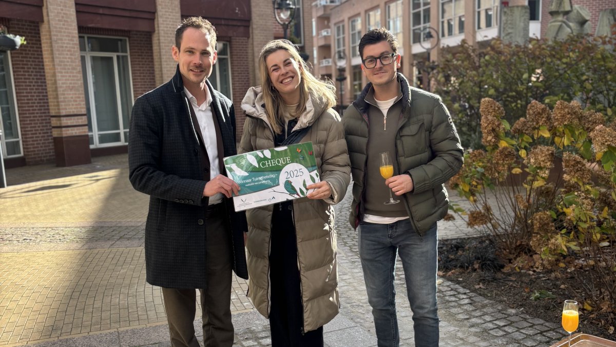 Winnaars succesvolle Tuinschetsdag ontvangen cheque