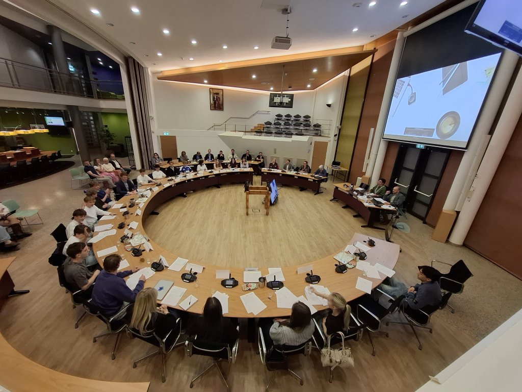 Leerlingen Were Di tijdens raadsvergadering JOPO-module