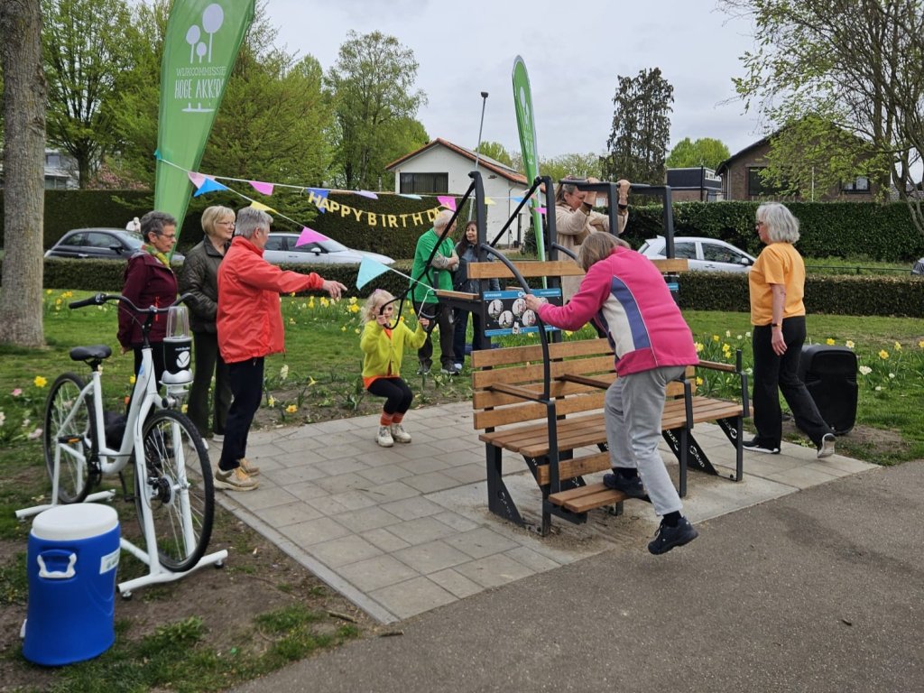Opening beweegbank Wilhelinapark met eerste gebruikers van de bank