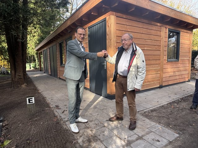 Wethouder Fons Potters overhandigt sleutel aan Wil Coolen