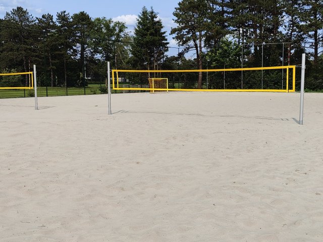 foto van het nieuwe beachvolleybalveld