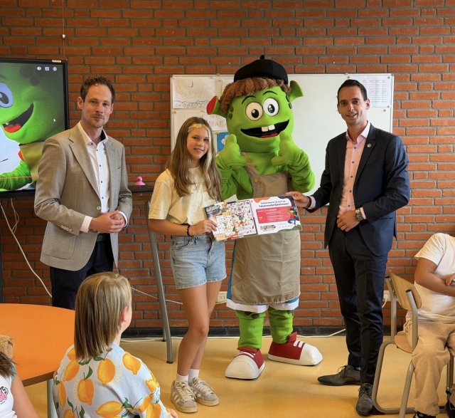 Liesje, Sjors en de wethouders Rens Pijnenburg en Bram Bots en het nieuwe boekje