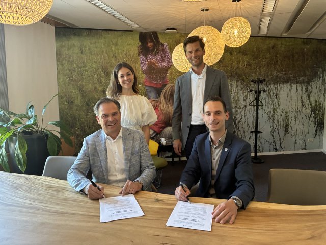 Wethouder Rens Pijnenburg feliciteert bouw- en ontwikkelbedrijf Houta