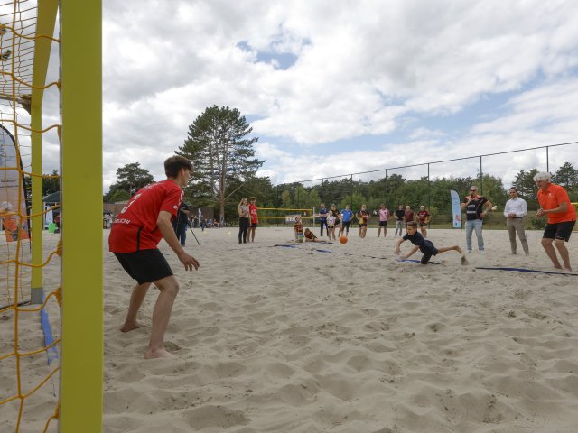 spelende mensen op het beachvolleybal veld