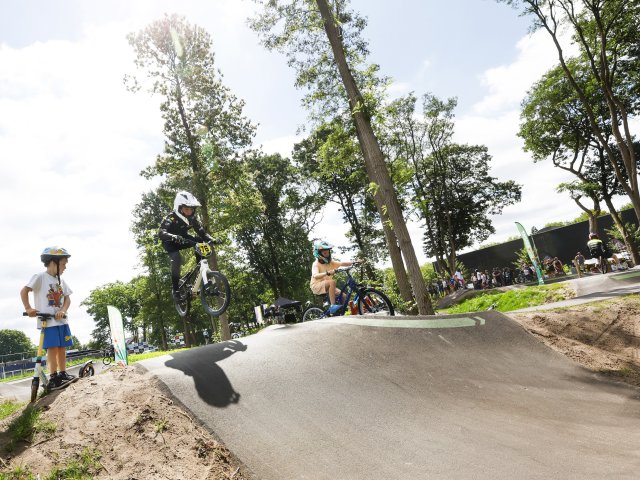 BMX fietser zijn aan het fietsen op de pumptrack