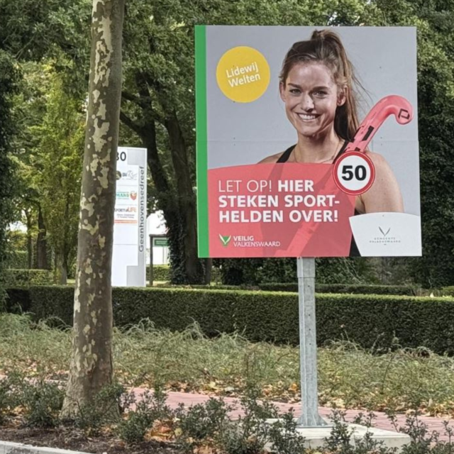 Waarschuwingsbord met Lidewij Welten